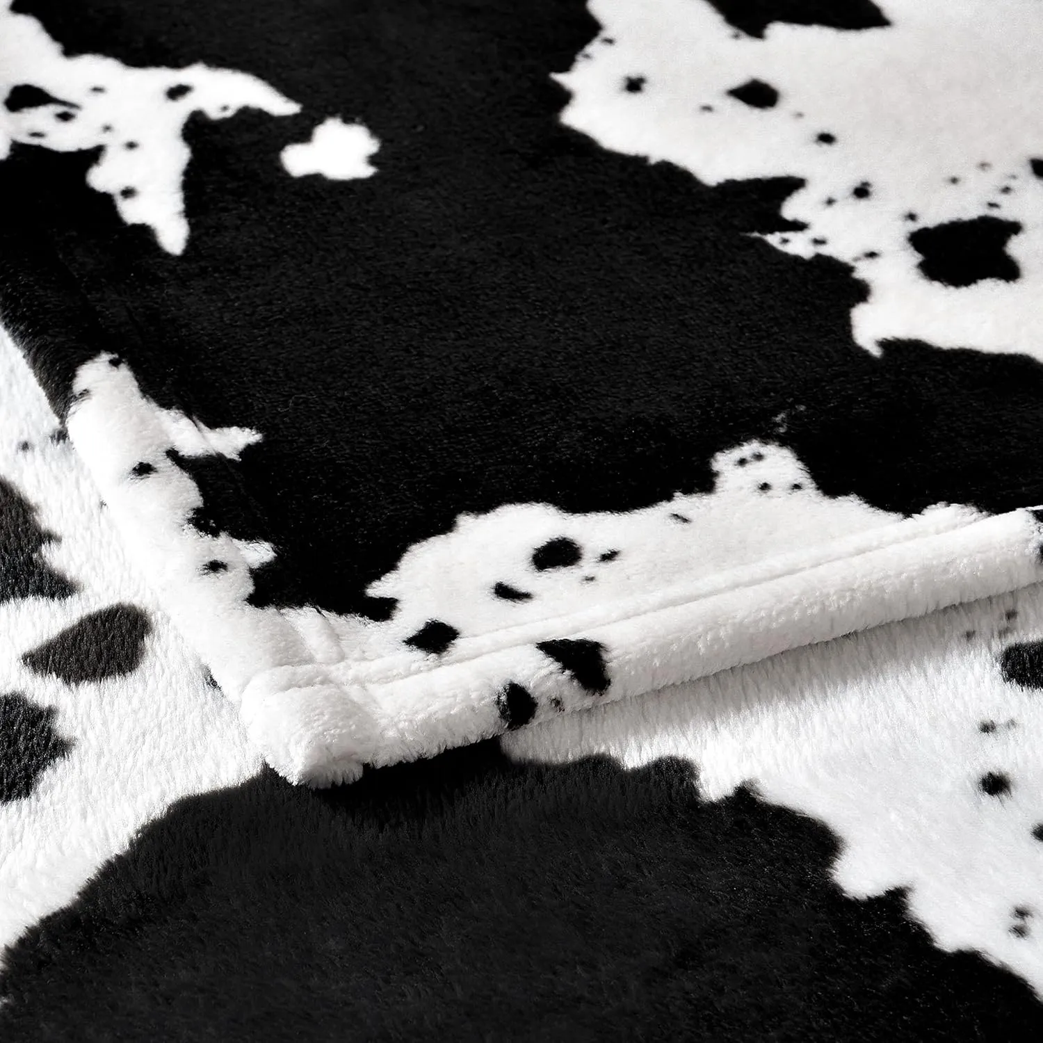 BNuitland Black Cow Print Flannel Blanket (50x70 Inches) with Storage pouch, 300 GSM Double Sided Super Soft Cozy Fleece Outdoor Lap Bed Throw, Gift for Adults and Kids, Lightweight Fuzzy Cow Decor