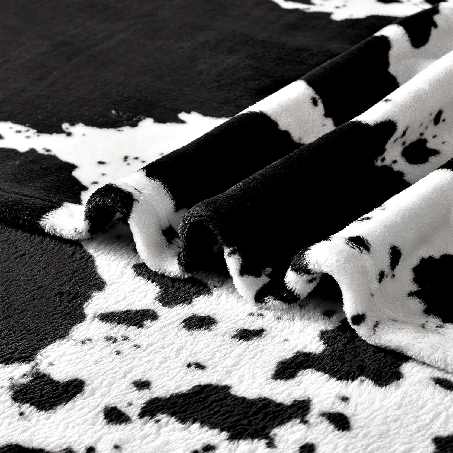 BNuitland Black Cow Print Flannel Blanket (50x70 Inches) with Storage pouch, 300 GSM Double Sided Super Soft Cozy Fleece Outdoor Lap Bed Throw, Gift for Adults and Kids, Lightweight Fuzzy Cow Decor