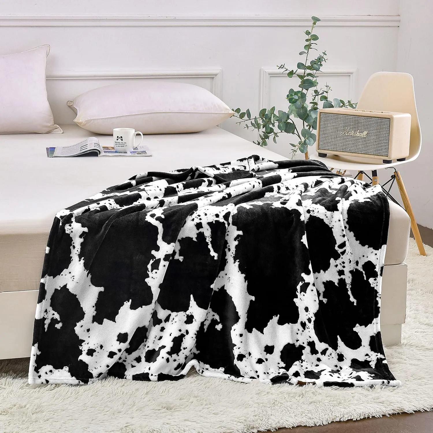 BNuitland Black Cow Print Flannel Blanket (50x70 Inches) with Storage pouch, 300 GSM Double Sided Super Soft Cozy Fleece Outdoor Lap Bed Throw, Gift for Adults and Kids, Lightweight Fuzzy Cow Decor