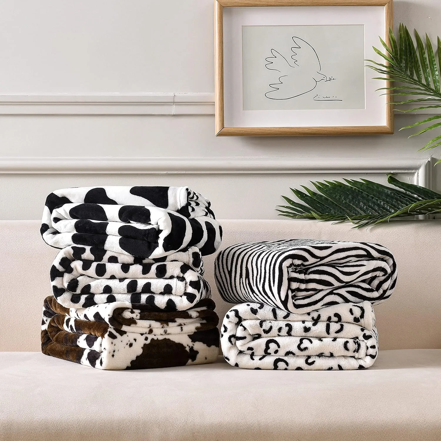 BNuitland Black Cow Print Flannel Blanket (50x70 Inches) with Storage pouch, 300 GSM Double Sided Super Soft Cozy Fleece Outdoor Lap Bed Throw, Gift for Adults and Kids, Lightweight Fuzzy Cow Decor