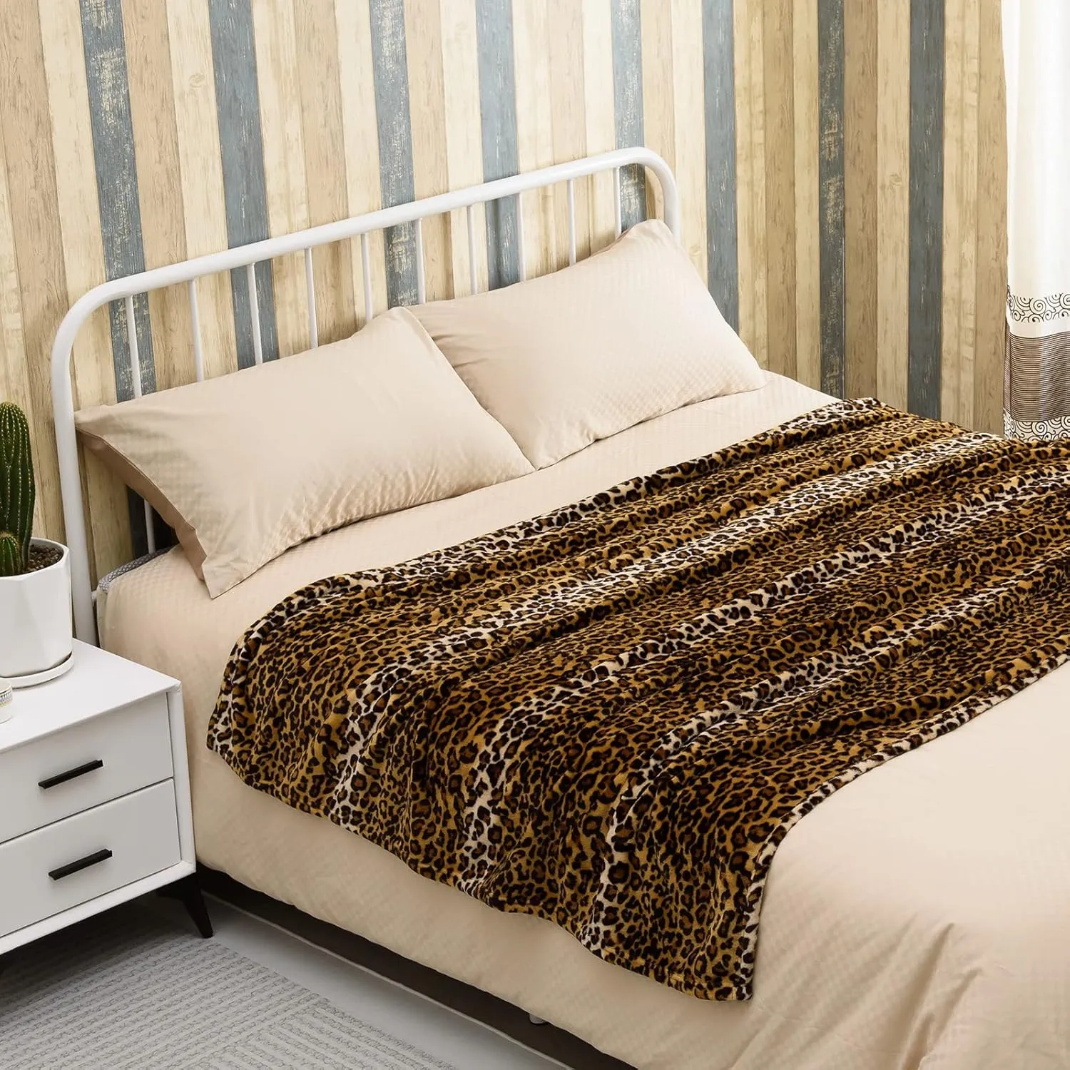 Bnuitland Leopard Print Fleece Flannel Throw (50x40inch) with Storage Pouch, 300 GSM Double Sided Lightweight for Bed Sofa Travel, Super Soft Fuzzy Fluffy Cheetah Print Blanket for Babys/Kids/Pets